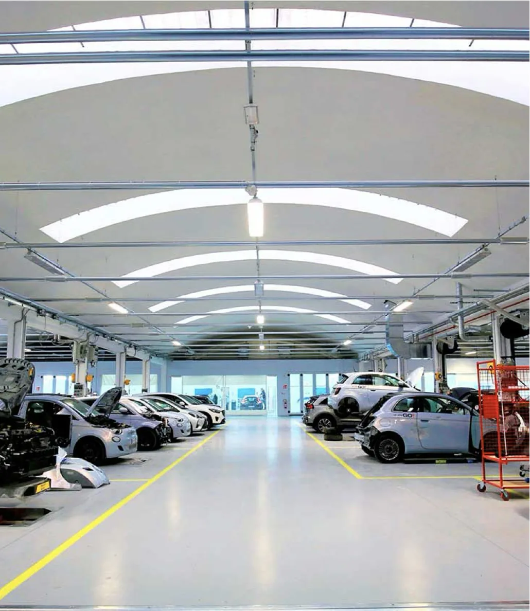 Officina moderna con postazioni di lavorazione